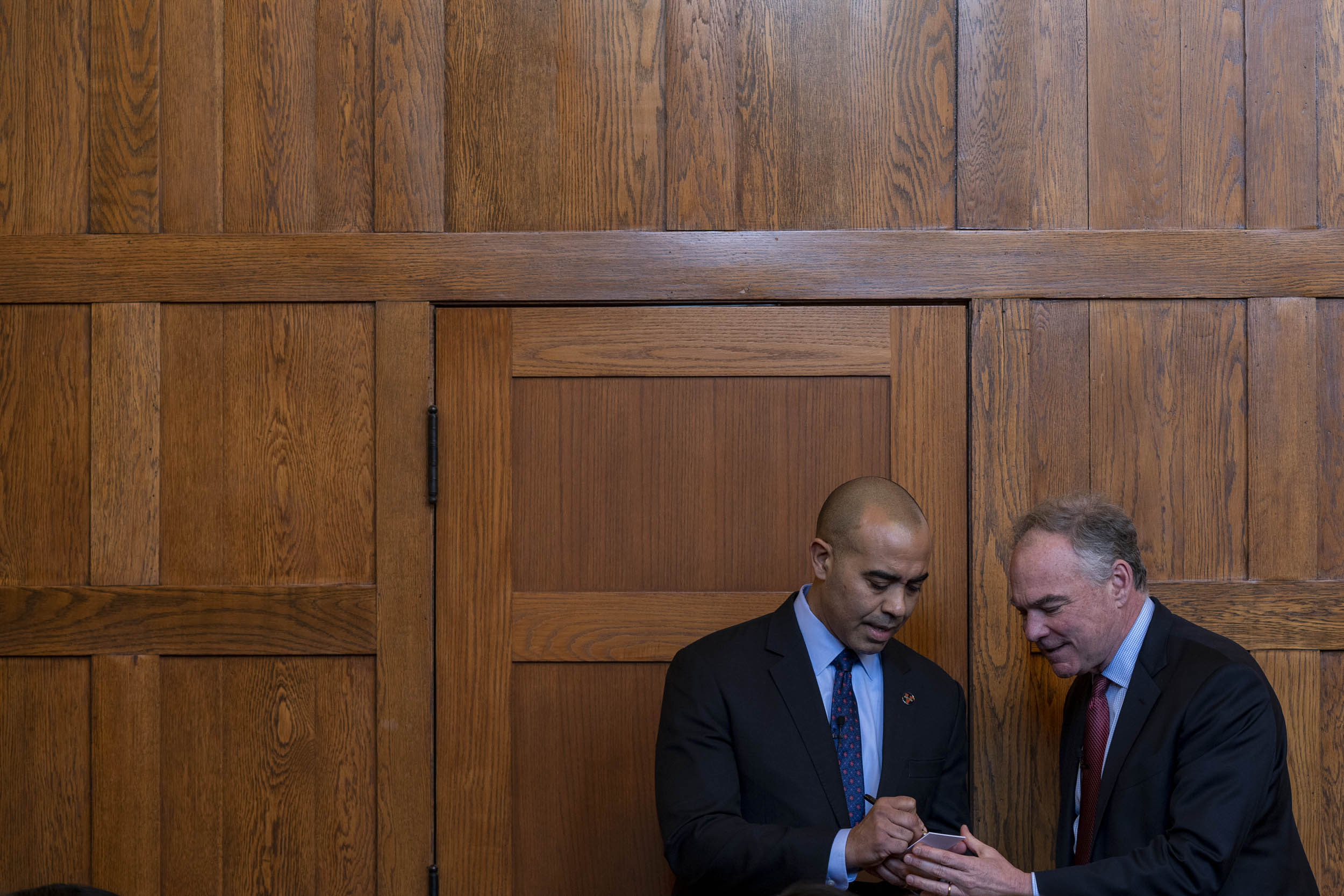 Sen. Tim Kaine with Batten Dean Ian Solomon before the event.