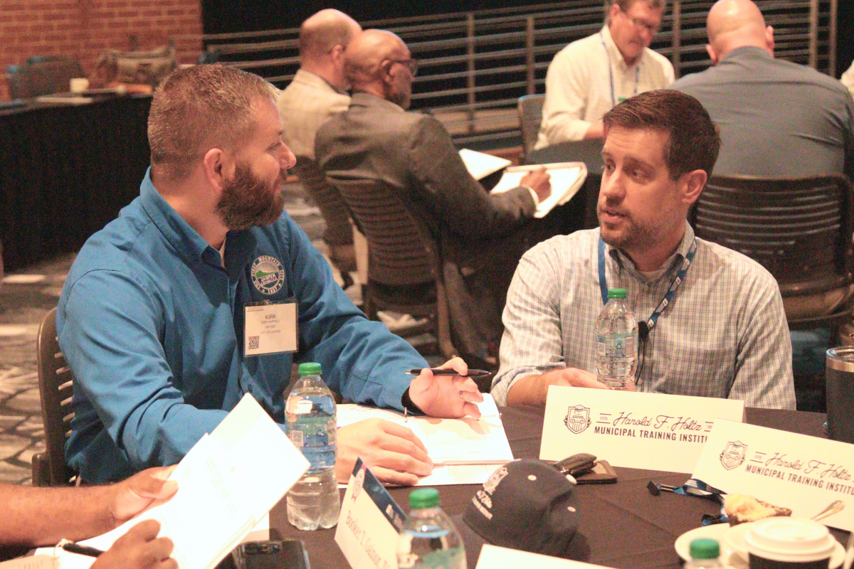 Andy Pennock presenting to Georgia mayors at leadership training